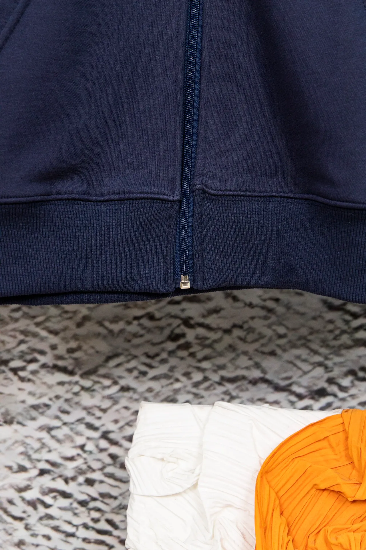 P240 Style No.: Y055 Ralph Lauren/Ralph Lauren pony embroidered zipper cardigan hooded sweatshirt. A one-of-a-kind sweatshirt for autumn and winter is here. You can wear it casually no matter how you wear it! ! This hooded sweatshirt is decorated with the simple style that represents Ralph Lauren and is paired with a pony embroidery pattern, which is three-dimensional and full! The solid color fabric paired with exquisite embroidery instantly sets it off! Hooded sports design, loose and casual fit! The overall texture is very strong! Through the pictures, we can feel the thickness and texture of custom-woven and dyed threads. The workmanship is exquisite. They are shipped from major foreign trade factories. They are all made by masters with many years of experience. Everything is of high standards and requirements! Simple and versatile model ~ Made of imported pique cotton fabric, which is super delicate and soft, close to the body without being tied. All fabrics and accessories are original custom-made and of high quality! Perfectly reflects the brand’s sense of superiority! Standard cut, comfortable stretch, unrestricted movement! Highly practical, high-end and classy! Versatile style ~ can be paired with jeans or jogging pants. Ideal for transitioning from your morning commute to weekend events! Tag, hanging particles, washed, packaging bag, full set of accessories, very good-looking, super exquisite workmanship, size: S-XL, color: navy, black, gray